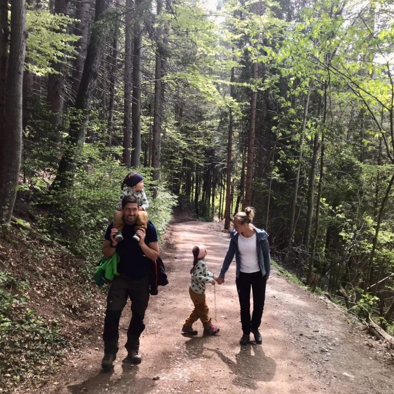 Familie beim Wandern
